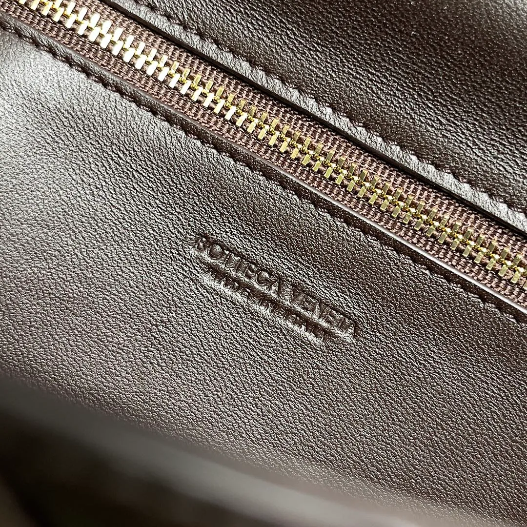 The batch of 1360 BV Andiamo evening handbags has been heavily planted again~ The designer aesthetics in the era of economic downturn are back. I fall in love with it at first sight and can't put it down. It's so beautiful and full of aura. The shape and texture are very competitive. It's light in weight and has sufficient capacity. It's a must-have for fashionistas. It's suitable for many occasions, minimalist, high-end and light luxury. Model No.: 741511 Size: 31*13*3cm